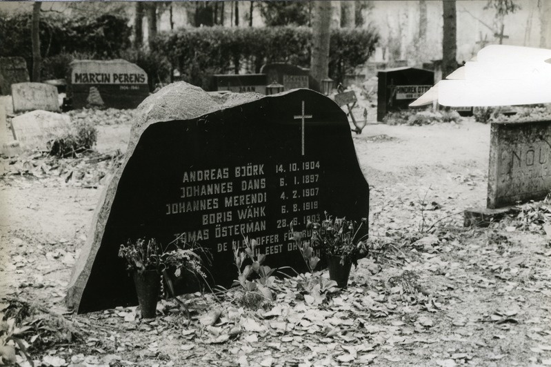 Kudjape kalmistu: 1941.a. Kuressaare kindluses mõrvatud ruhnlaste mälestuskivi.