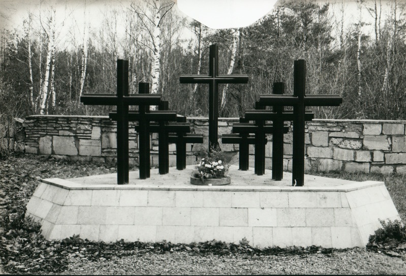 Kudjape kalmistu: nõukogude võimu poolt represseeritud saarlasrte monument.