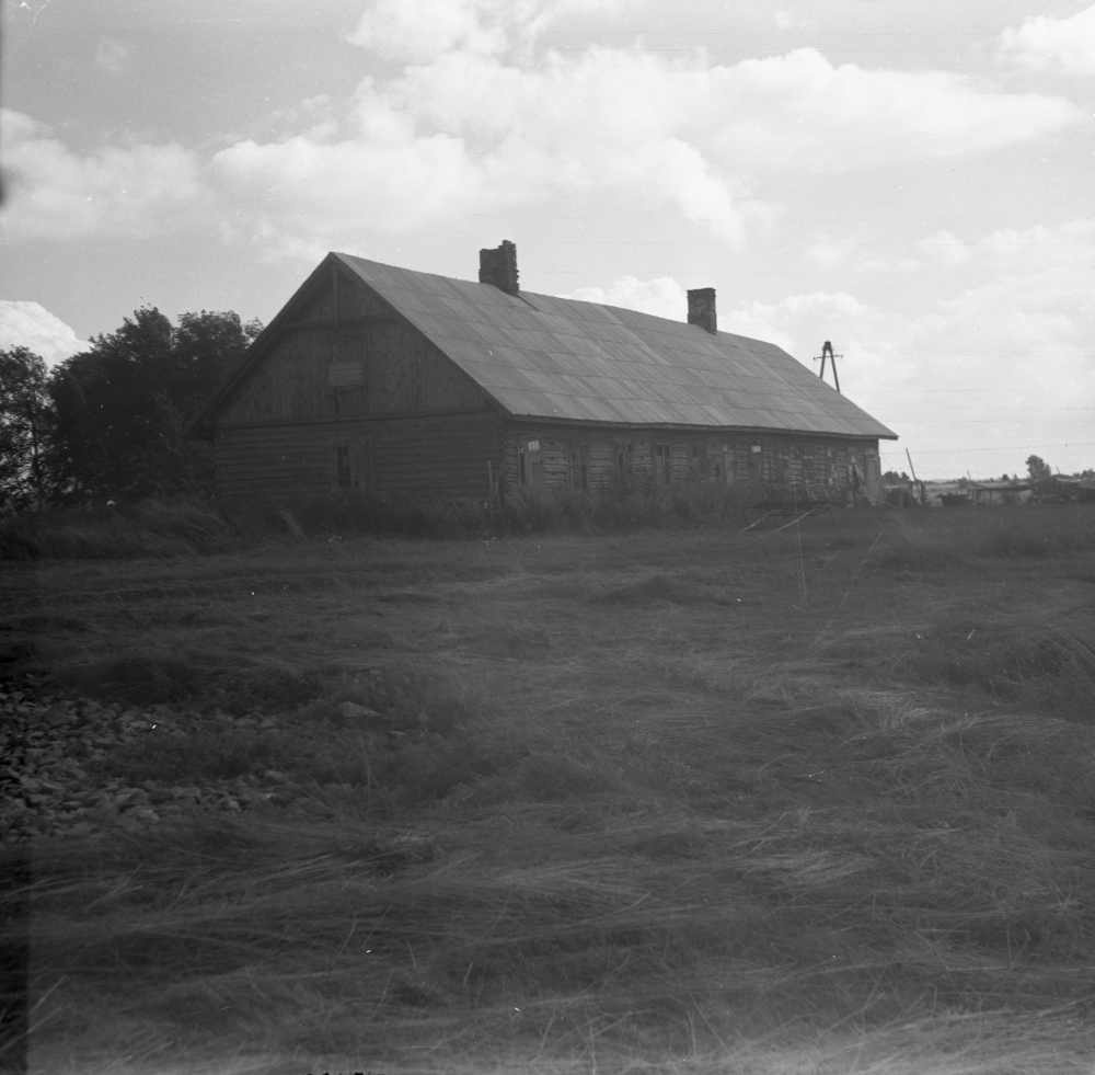 Soonlepa manor moon house (built around 1900), front and end view.