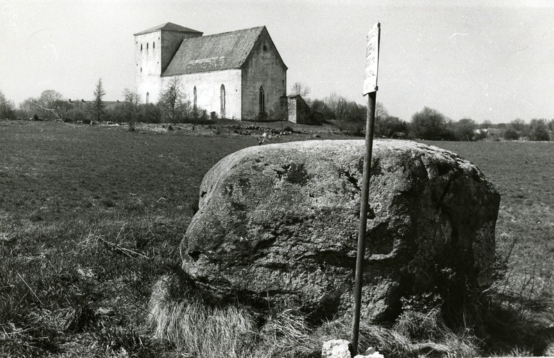 Kultusekivi Pöide kiriku juures