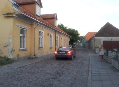 Kuressaare Kohtu tänav, esiplaanil merekooli hoone. rephoto