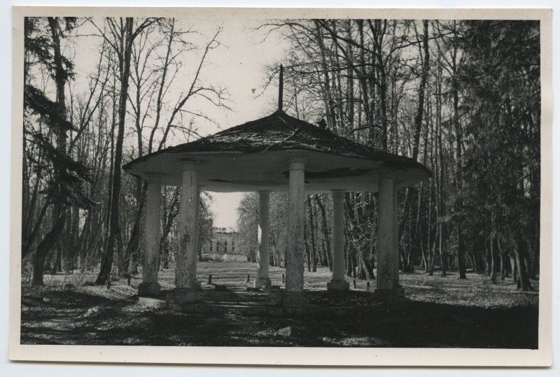 Pavilion in Koluvere Manor Park.