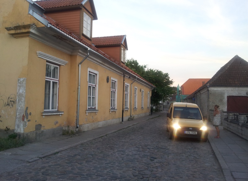 Kuressaare Kohtu tänav, esiplaanil merekooli hoone. rephoto