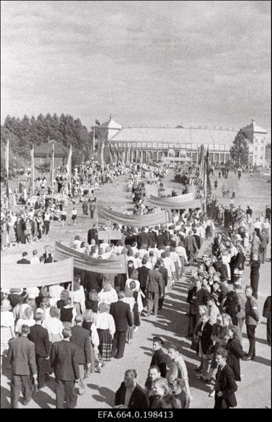XIII üldlaulupeo rongkäik lauluväljakul.