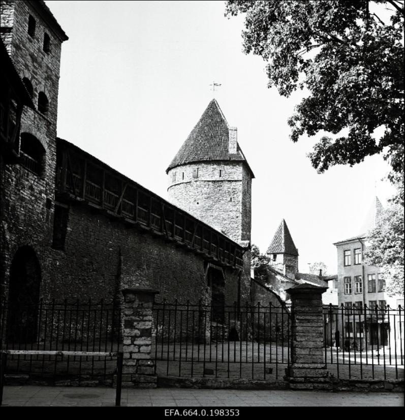 Vaade linnamüürile Nooruse tänaval.