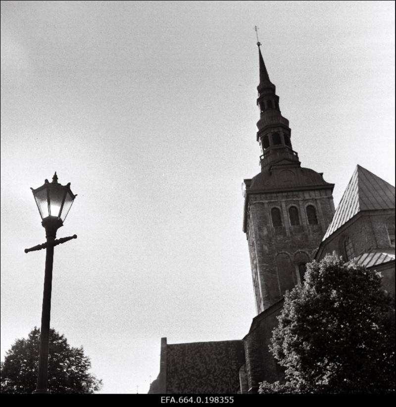 Vaade Niguliste kirikule Harju tänavalt.