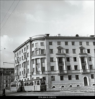 Lomonossovi ja Maneeži  tänava nurgal..  similar photo