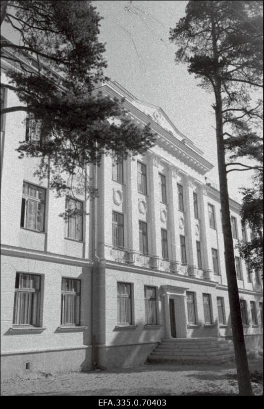 Vaade Tallinna 30. Keskkoolile Valdeku tänavas Nõmmel.