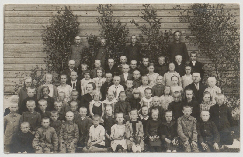 Tsäpsi algkooli õpilased õpetajatega 1930. aastal