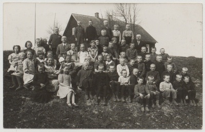 Tsäpsi algkooli õpilased õpetajatega 1938. aastal  similar photo