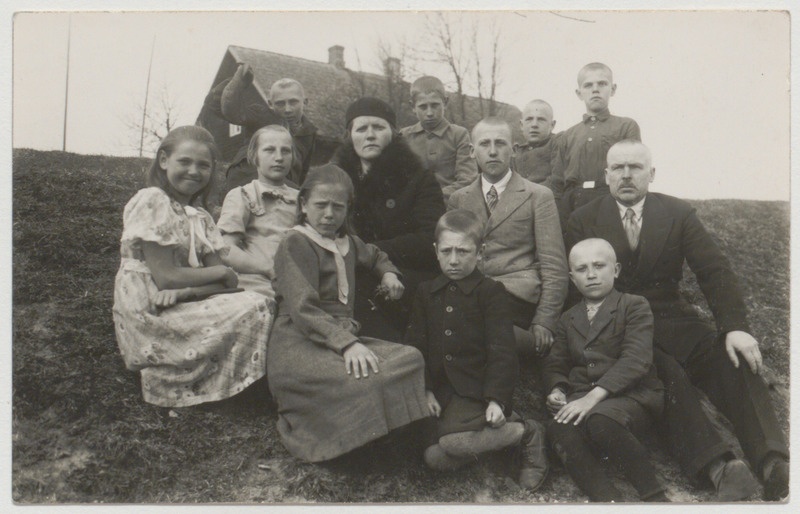 Tsäpsi algkooli 4. klassi õpilased õpetajatega 1938. aastal