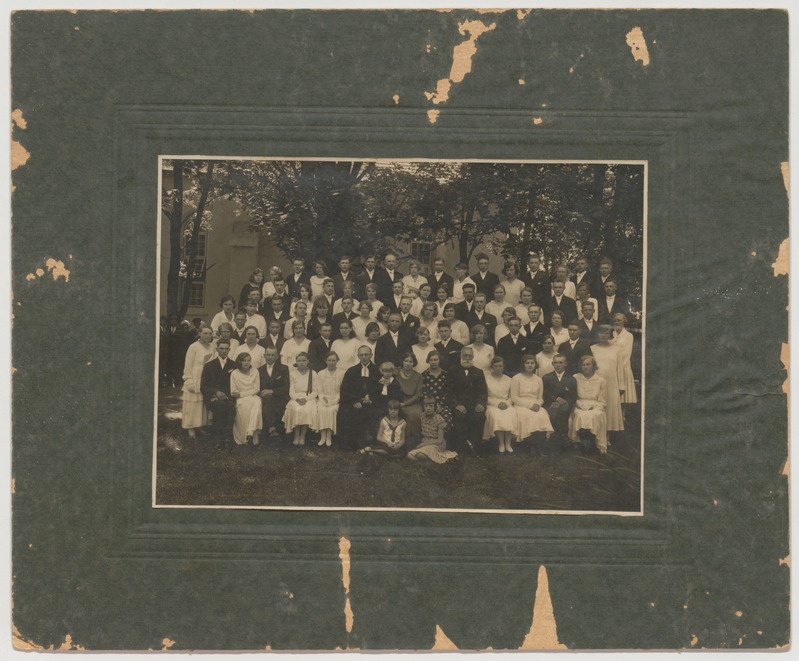 Leerilapsed Palamuse kiriku taustal 1931. aastal