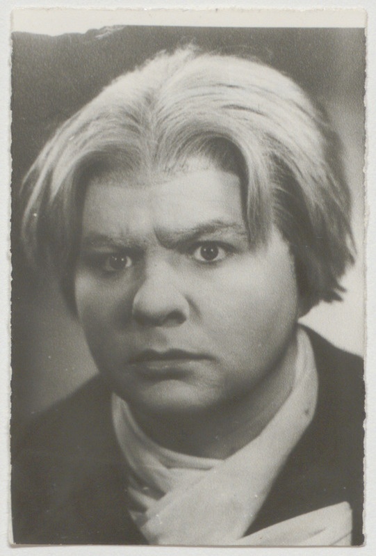Portreefoto. Kalju Karask Tõnissonina O. Lutsu "Kevade" lavastuses