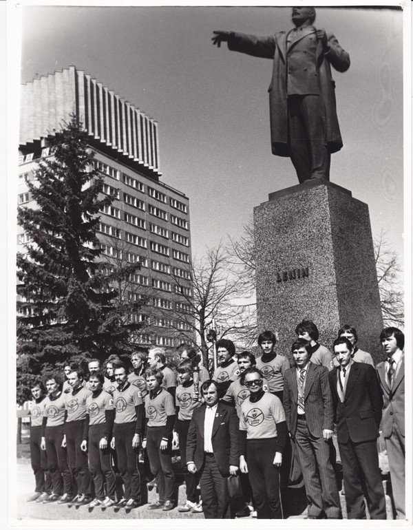 Teatejooks mööda kangelaslinnu, Saksamaa üle võidu 35. aastapäevaks, XXII olümpiamängudeks, Narvas, 10. mai 1980