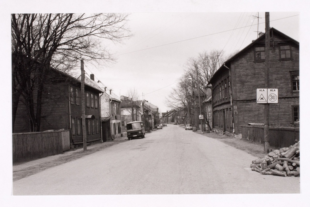 Car in front of the Herne store
