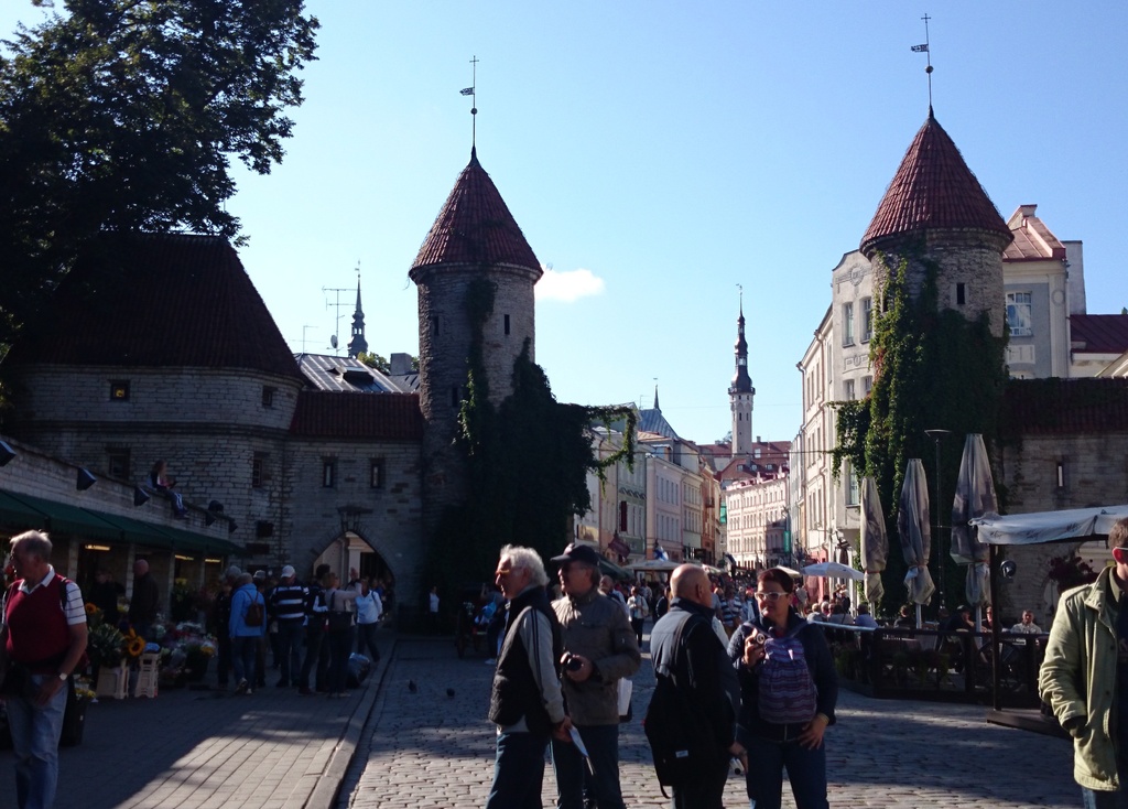 Tallinn, Viru tänav, esiplaanil Viru värav, taga Raekoja torn. rephoto