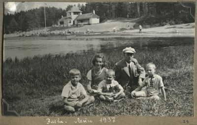 Group photo by Lake Verevi: Sinaida Henrichson (Sirotkina) with his brothers and brothers  similar photo