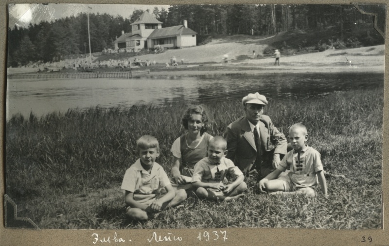 Group photo by Lake Verevi: Sinaida Henrichson (Sirotkina) with his brothers and brothers