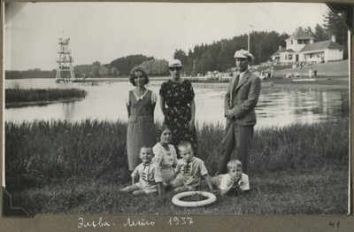 Group photo by Lake Verevi: Sinaida Henrichson (Sirotkina) with his brother's family  similar photo