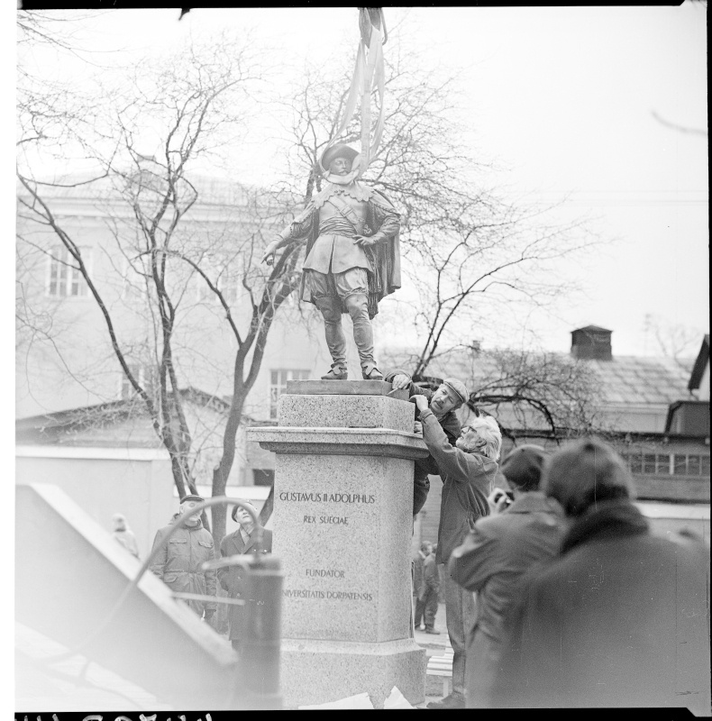 Building the image of Gustav II Adolf on the King's Square in Tartu, April 1992 - building the shape on the foundation