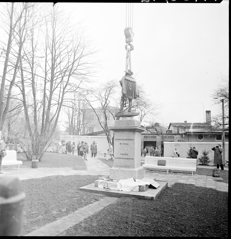 Building the image of Gustav II Adolf on the King's Square in Tartu, April 1992 - building the shape on the foundation