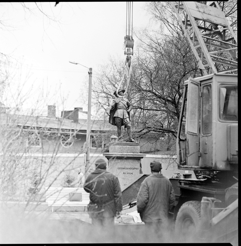 Building the image of Gustav II Adolf on the King's Square in Tartu, April 1992 - building the shape on the foundation