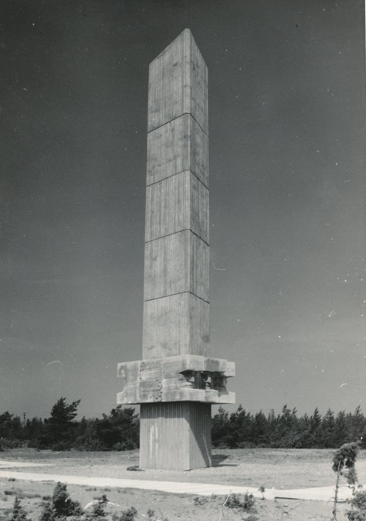 Photo. View of the Tehumard monument.
