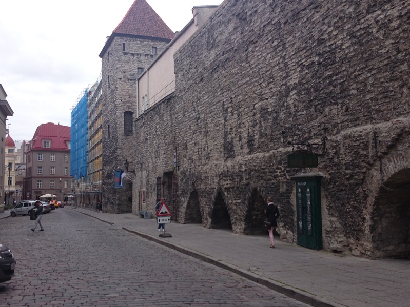 Tallinn, Müürivahe tänav Harju ja Suur-Karja tänavate vahel, paremal linnamüür. rephoto