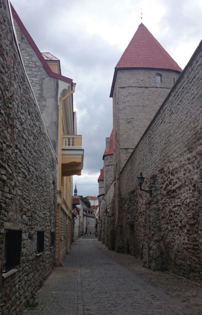 Tallinn, Laboratooriumi tänav linnamüüri ja tornidega. rephoto