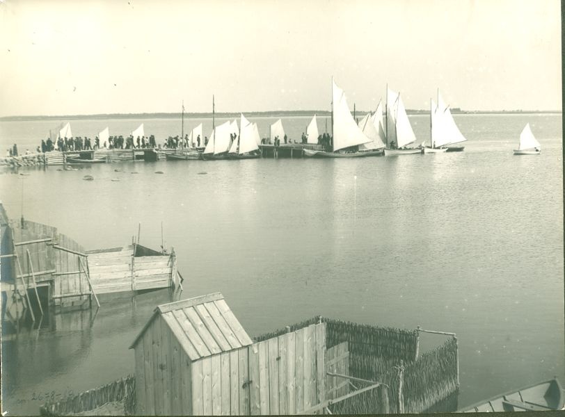 Foto. Purjepaatide regatt Haapsalu Vanas Sadamas 1902. Dampfi album.