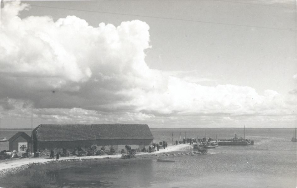 Foto. Dampfi album. Vaade Haapsalu Vanasadamale promenaadi linnapoolsest osast. 1934.