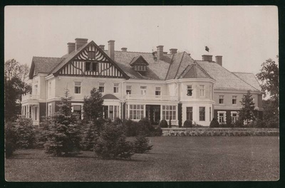 Postcard, Beautivere castle, garden side  duplicate photo