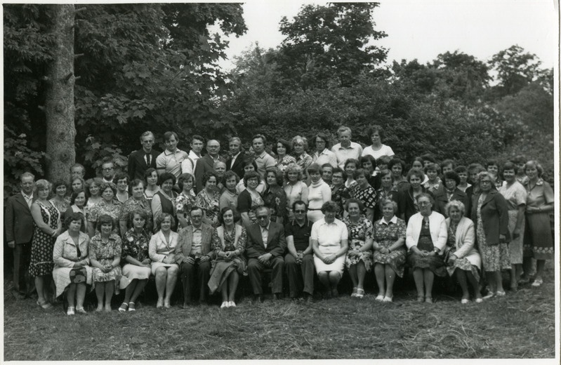 Õpetajate üritused väljaspool kooli: Saaremaa õpetajad 1979.a. juunis Tõllustes.