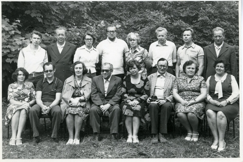 Õpetajate üritused väljaspool kooli: Saaremaa koolide direktorid 1979.a. juunis Tõllustes.