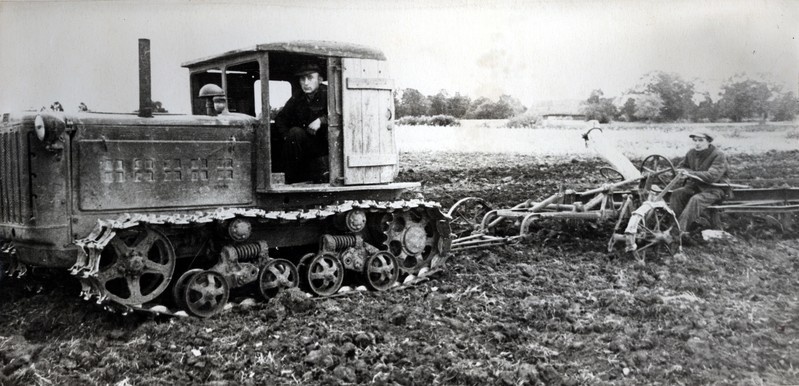 Maleva kolhoos: Arkadi Virveste traktoril kesa korduskündi tegemas