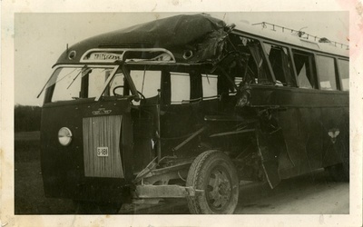 Saaremaa Liinipidajate Ühisusele kuuluv Kuressaare-Kuivastu liinibuss pärast avariid Kangrusseljal  similar photo