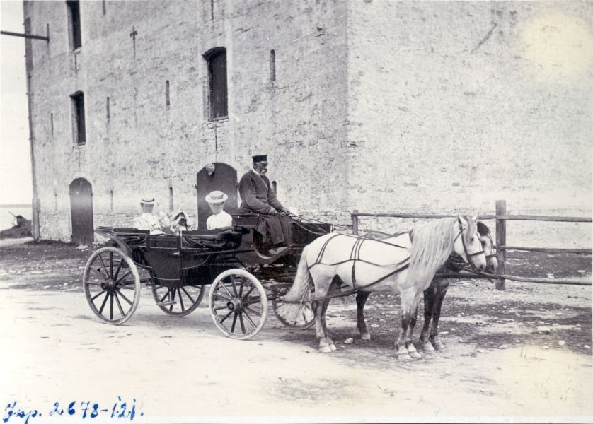 Foto. Dampfi album. Voorimees reisijatega Uussadamas aida juures. Umb 1905.