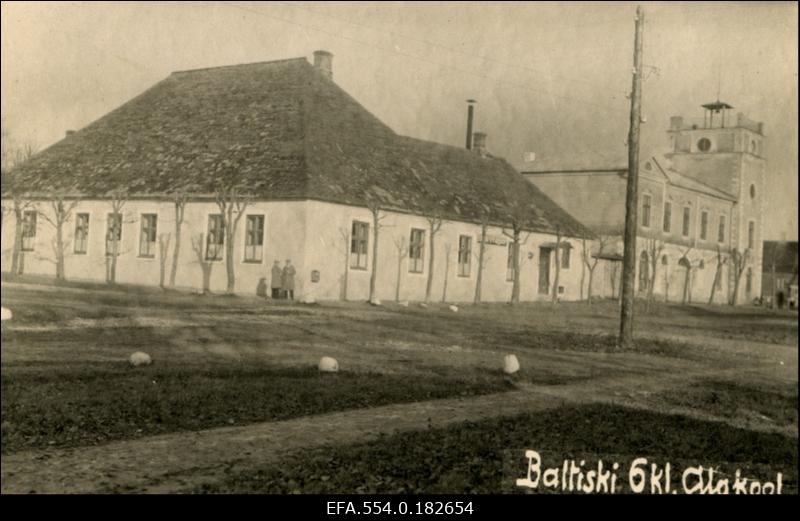 Paldiski 6 kl. algkool, paremal pritsimaja.