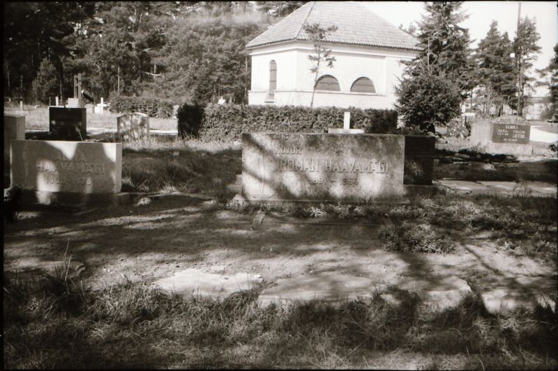 Foto. Skulptor Roman Haavamägi hauakivi Haapsalu Metsakalmistul. 1980.
