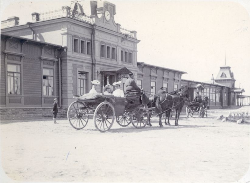 Foto. Voorimees reisijatega Haapsalu jaamahoone ees 1906.Dampffi album.