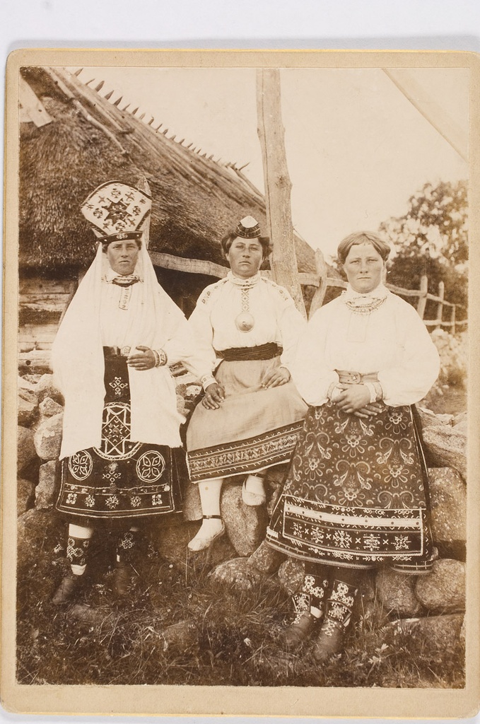 Muhu rahvariides naisi 1906
