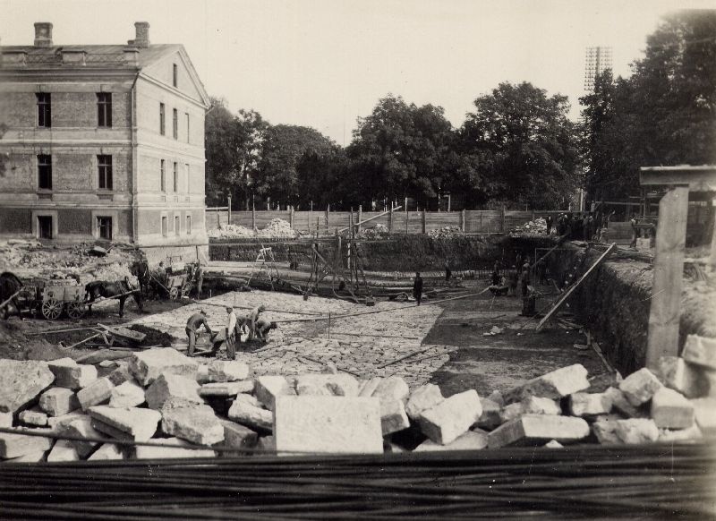 Building of Eesti Pank in Tallinn on the road of Estonia. In Ferdinand Adoff, Herbert Johanson, Eugen Habermann