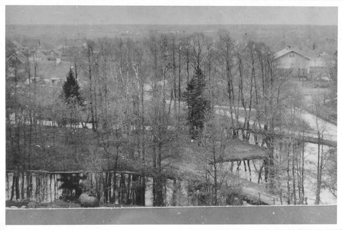 Kärdla vaade linnulennult vana koolimajaga (paremal)