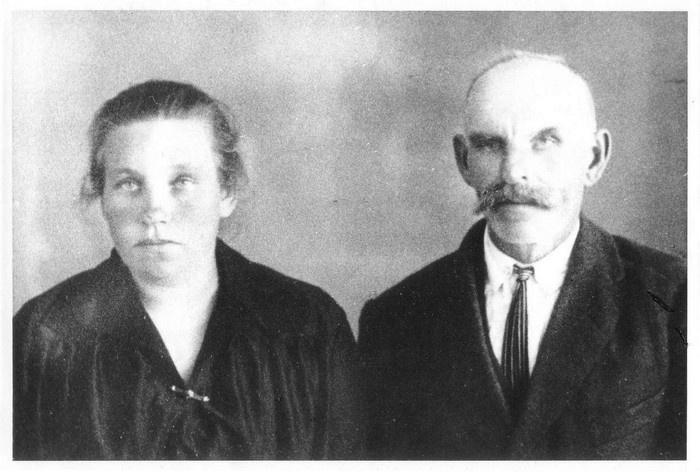 Portreefoto. Harilaiu kolmas majakavaht Madis Kimberg abikaasaga