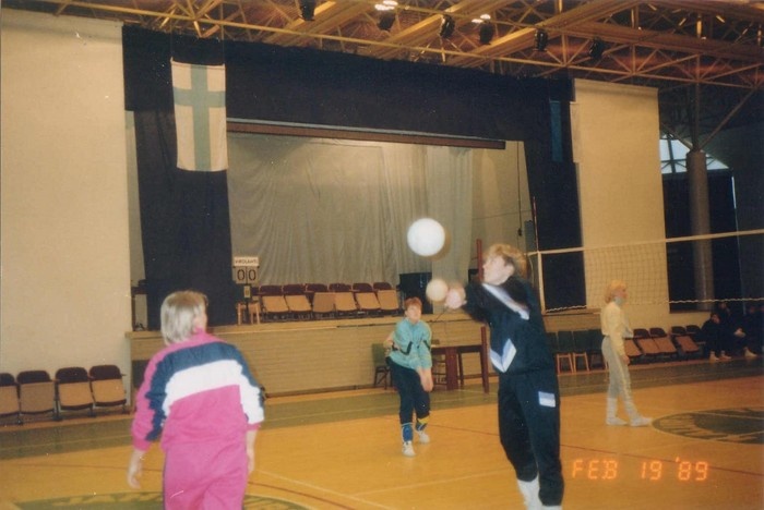 Soome Virolahti valla delegatsiooni külaskäik Hiiumaal 18.-20.02.1989.a.
Võrkpallinaiskondade soojendusaeg Viskoosa tervisemajas