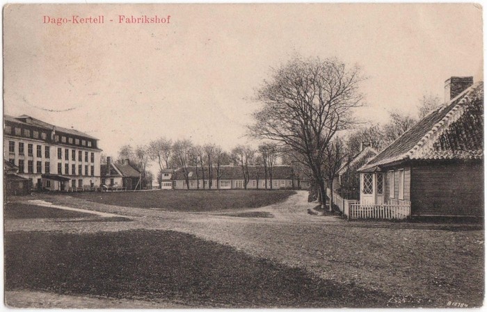 Fotopostkaart. Vabrikuhoov Kärdlas. Kalevivabrik, värvimaja, Pikka maja ja meistrite majad