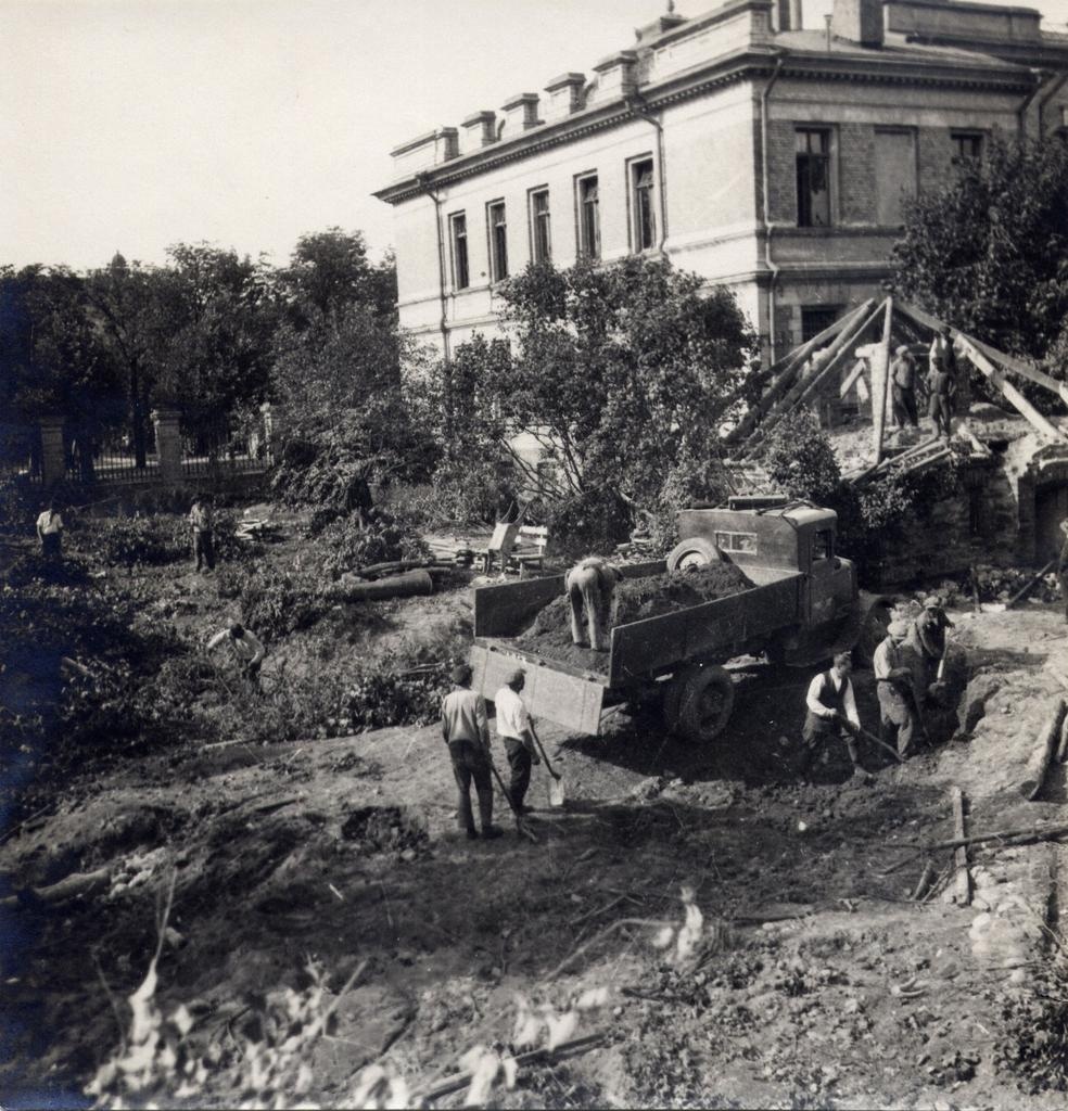 Building of Eesti Pank in Tallinn on the road of Estonia. In Ferdinand Adoff, Herbert Johanson, Eugen Habermann
