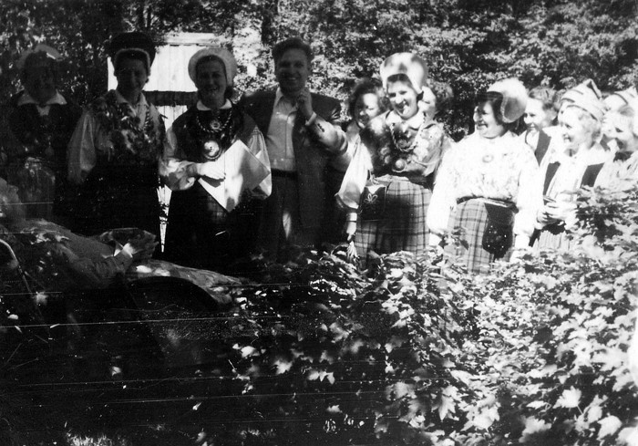 Foto: Paul Kamm naiskoori lauljatega aias