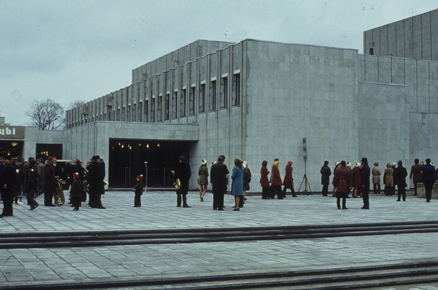 Haapsalu Cultural Centre: view of the front square of the building at the time of opening. Architect Ado Eigi, interior architect Maire Kangur