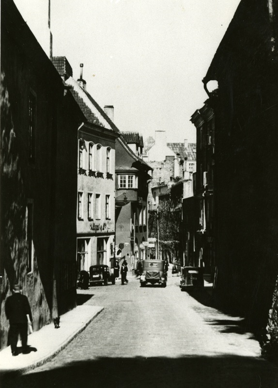 Renovation of apartments with shops in the Old Town of Tallinn (degraded), view along the Müürivahe Street. Architect Eugen Habermann